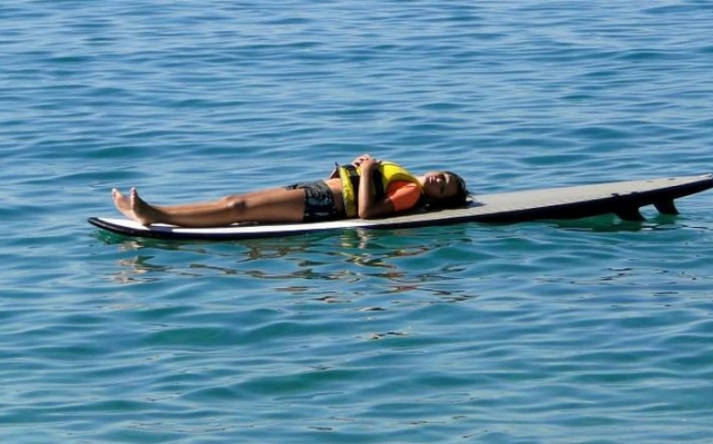 descansando sobre la tabla de sup.jpg